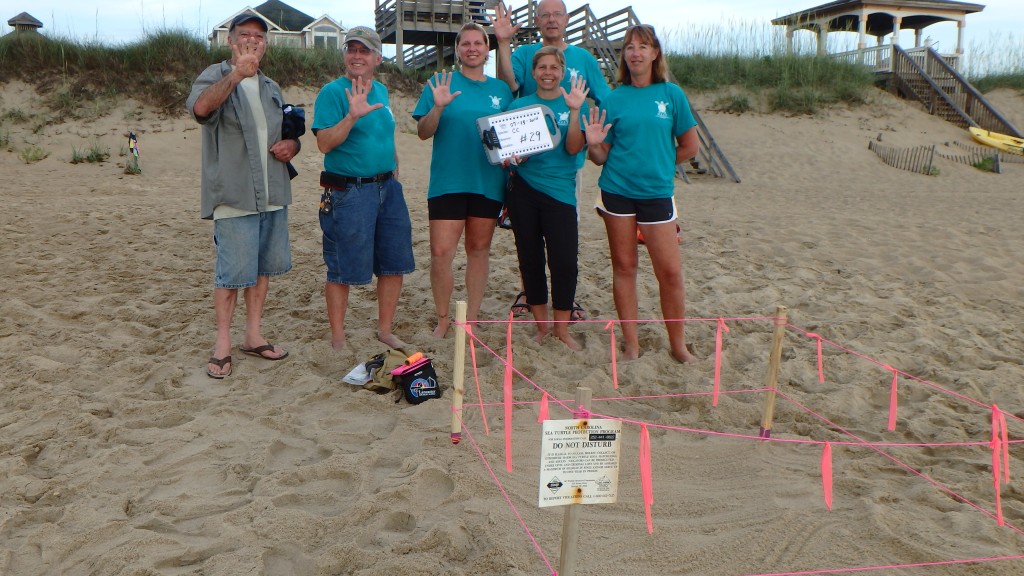 The sea turtle nest #29 team for the group photo.